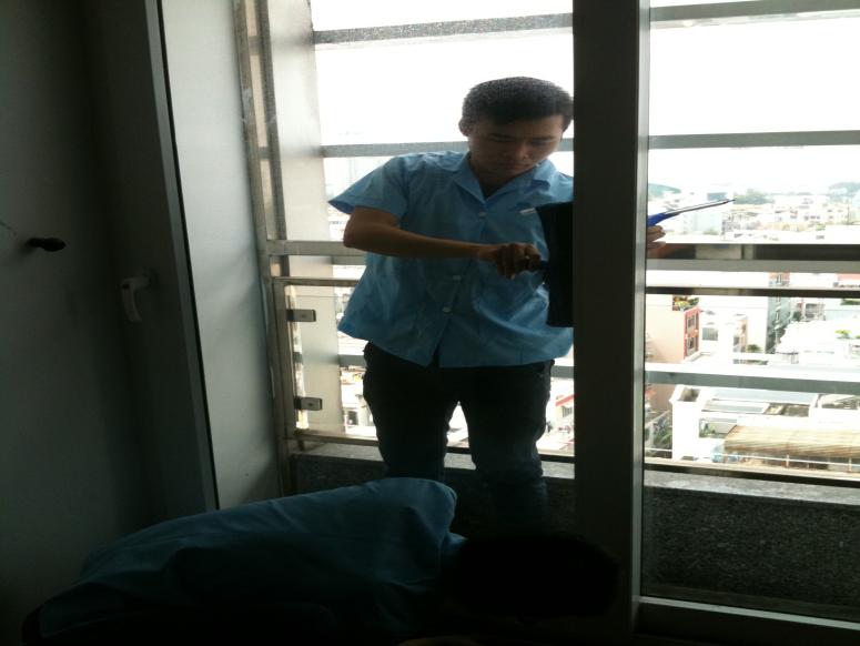 Vệ sinh kính tại nhà riêng