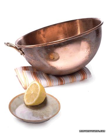 Nhà bạn có sạch sẽ đến đâu cũng có thể có sự có mặt của kiến. Thay vì dùng thuốc để tiêu diệt kiến thì bạn có thể tham khảo những cách xua đuổi kiến đơn giản sau đây, vừa dễ dàng thực hiện lại không ảnh hưởng đến sức khỏe của gia đình bạn.  Bí kíp diệt cô